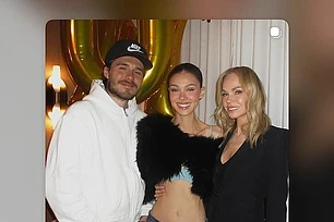 Виктория Бекхэм проснулась в воскресенье, получив очередное болезненное напоминание о продолжающемся отчуждении от ее старшего сына Бруклина, в то время как Великобритания отмечала День матери