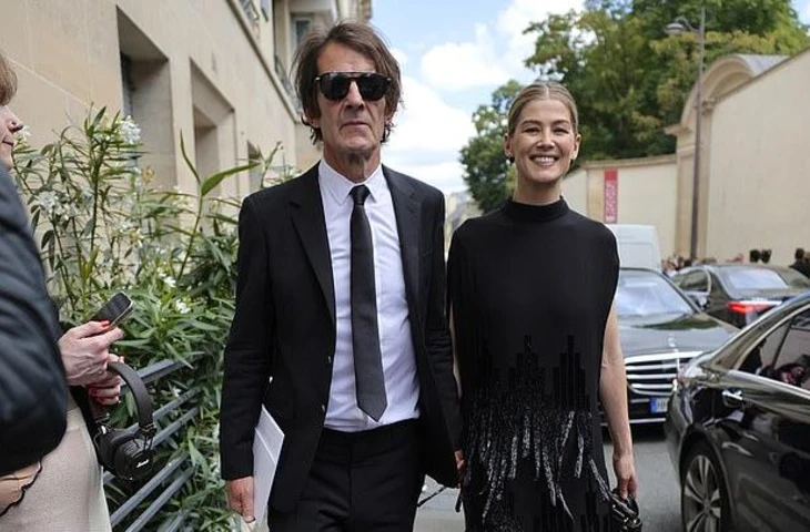 Розамунд Пайк заявила, что считает, будто навредила своей карьере, взяв 18-месячный перерыв для воспитания детей сразу после того, как фильм «Исчезнувшая» принес ей широкую известность