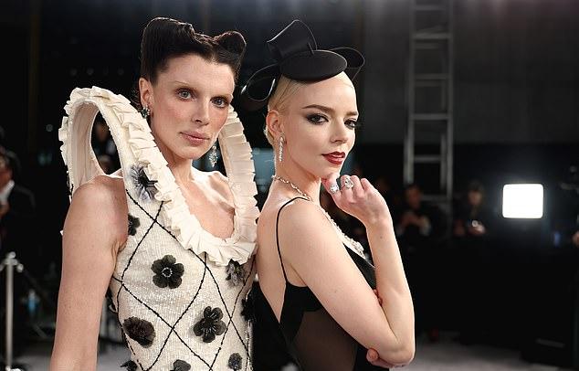 Аня Тейлор-Джой и Джулия Фокс были, пожалуй, самым эксцентрично одетым дуэтом на вечеринке Vanity Fair после «Оскара» в воскресенье вечером