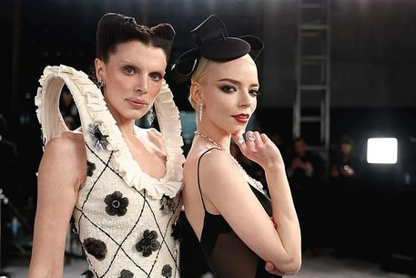 Аня Тейлор-Джой и Джулия Фокс были, пожалуй, самым эксцентрично одетым дуэтом на вечеринке Vanity Fair после «Оскара» в воскресенье вечером