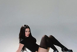 Меган Фокс продемонстрировала свою знаменитую фигуру в маленьком черном мини-платье на ежегодной оскаровской вечеринке Джей-Зи и Бейонсе