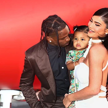 Трэвис Скотт, судя по всему, поддел бойфренда своей бывшей Кайли Дженнер в воскресенье вечером — после того как Тимоти Шаламе проиграл Майклу Б. Джордану в борьбе за премию «Оскар-2026» в категории «Лучший актер»