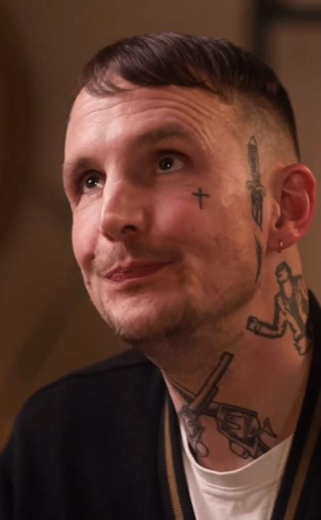 Бывший муж Эми Уайнхаус Блейк Филдер-Сивил показал целый ряд новых татуировок на лице, пообещав «взять под контроль свой собственный нарратив»