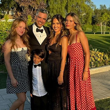 Раскрыто соглашение опеки Джессики Альбы и Кэша Уоррена над тремя детьми