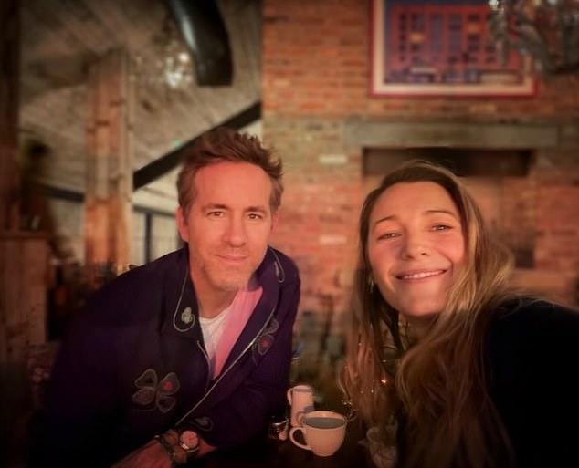 Блейк Лайвли и Райан Рейнольдс опубликовали совместные снимки, подводя итоги ‘насыщенной недели’ в Рексеме после вылета его команды из Кубка Англии