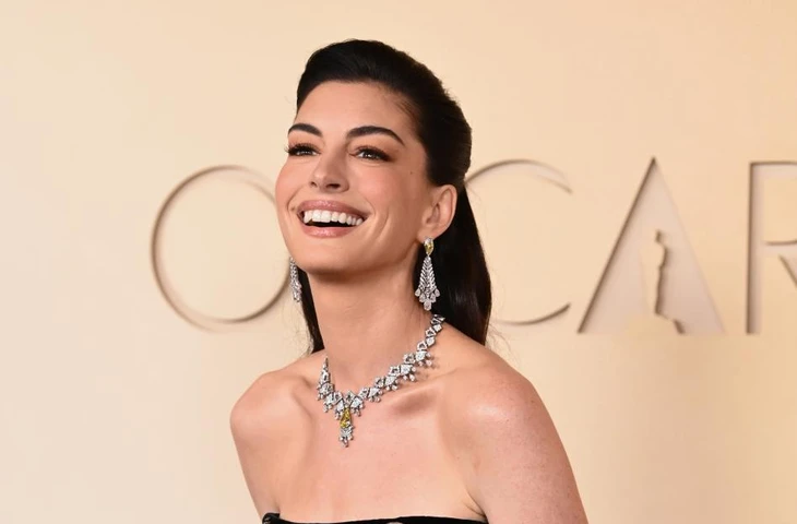 Энн Хэтэуэй раскрывает закулисные секреты с красной дорожки Оскара-2026