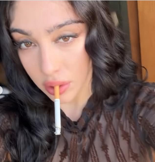 Дочь Мадонны Лурдес Леон опубликовала видео, где она курит сигарету