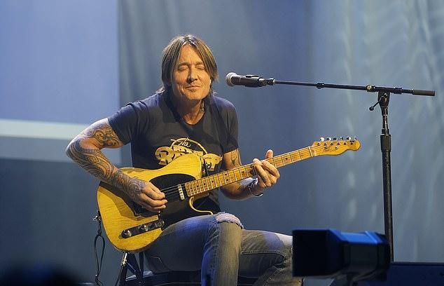 Кит Урбан с беззаботным видом появился на мероприятии «Сила музыки и миссии» в Нэшвилле в четверг