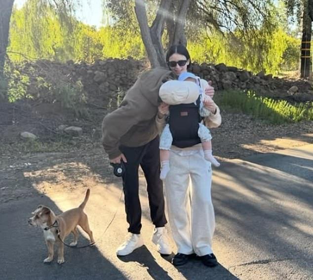 Лили Коллинз поделилась семейными моментами празднования своего 37-летия