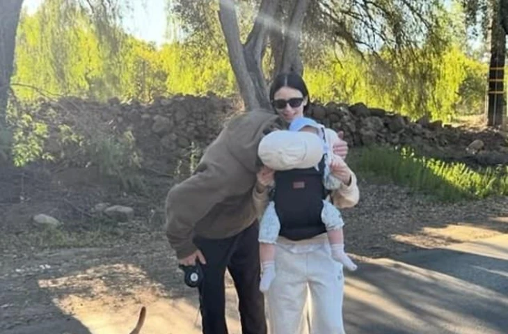 Лили Коллинз поделилась семейными моментами празднования своего 37-летия