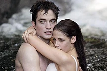 Роберт Паттинсон заявил, что наконец-то может оглянуться на фильмы «Сумерки» «с теплотой» после многих лет борьбы с «истерией», вызванной их успехом