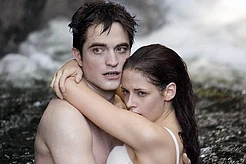 Роберт Паттинсон заявил, что наконец-то может оглянуться на фильмы «Сумерки» «с теплотой» после многих лет борьбы с «истерией», вызванной их успехом