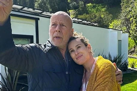 Деми Мур поделилась редкими фотографиями Брюса Уиллиса с внучкой в честь его 71-летия