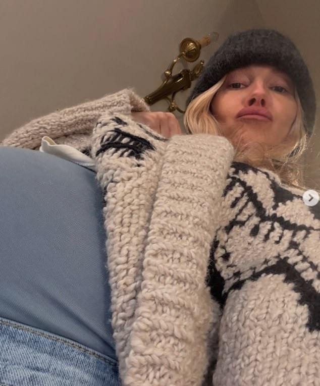 Сиенна Миллер вернулась в Instagram спустя восемь лет, опубликовав в пятницу снимок своего округлившегося живота в преддверии рождения второго ребенка от Оли Грина