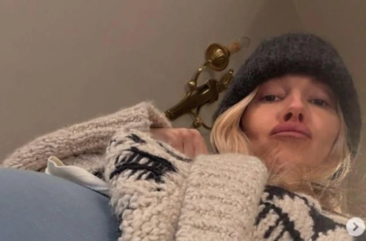 Сиенна Миллер вернулась в Instagram спустя восемь лет, опубликовав в пятницу снимок своего округлившегося живота в преддверии рождения второго ребенка от Оли Грина