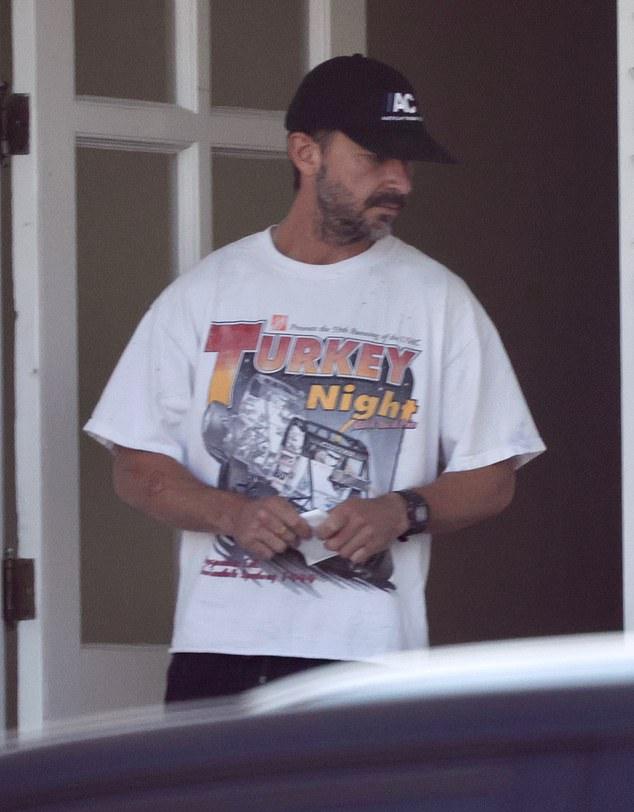 Шиа ЛаБаф принимал гостей у себя дома в Новом Орлеане в четверг