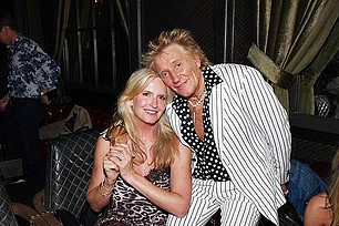 Пенни Ланкастер заявила, что Род Стюарт «требователен и по-прежнему не скупится на романтику», раскрывая, как они поддерживают «горячую» интимную жизнь в новом интервью в пятницу