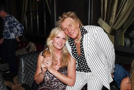 Пенни Ланкастер заявила, что Род Стюарт «требователен и по-прежнему не скупится на романтику», раскрывая, как они поддерживают «горячую» интимную жизнь в новом интервью в пятницу