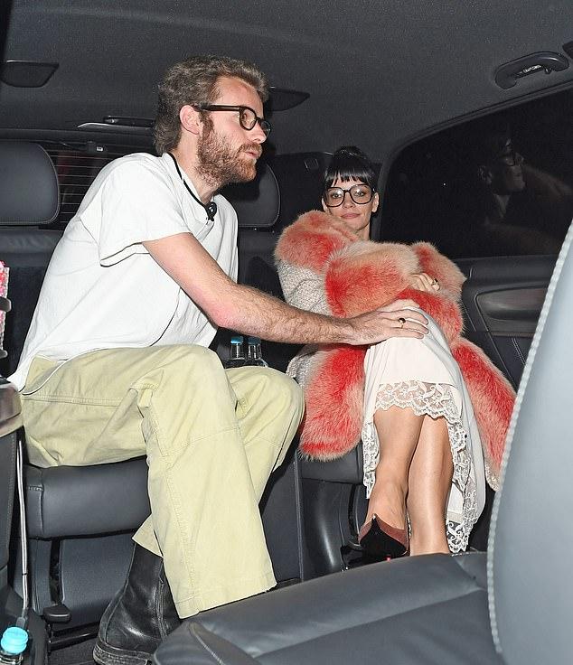 Лили Аллен нежничала со своим новым бойфрендом Джоной Фрейдом на заднем сиденье такси после своего выступления с шоу West End Girl в лондонском Палладиуме в пятницу
