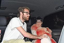 Лили Аллен нежничала со своим новым бойфрендом Джоной Фрейдом на заднем сиденье такси после своего выступления с шоу West End Girl в лондонском Палладиуме в пятницу