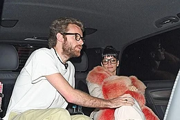 Лили Аллен нежничала со своим новым бойфрендом Джоной Фрейдом на заднем сиденье такси после своего выступления с шоу West End Girl в лондонском Палладиуме в пятницу