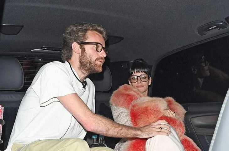 Лили Аллен нежничала со своим новым бойфрендом Джоной Фрейдом на заднем сиденье такси после своего выступления с шоу West End Girl в лондонском Палладиуме в пятницу