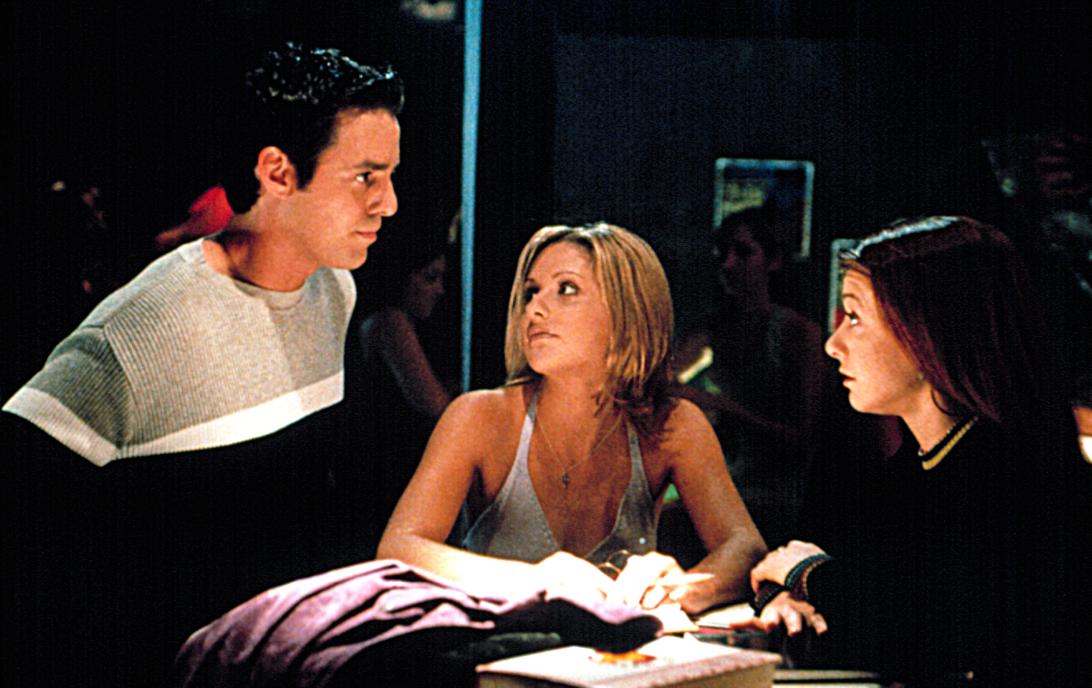 Николас Брендон опубликовал видео, в котором он выступил с критикой в адрес бывшей коллеги Сары Мишель Геллар и кашлял дымом менее чем за неделю до своей смерти в пятницу