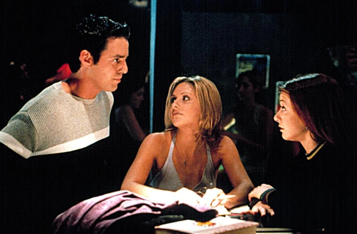 Николас Брендон опубликовал видео, в котором он выступил с критикой в адрес бывшей коллеги Сары Мишель Геллар и кашлял дымом менее чем за неделю до своей смерти в пятницу