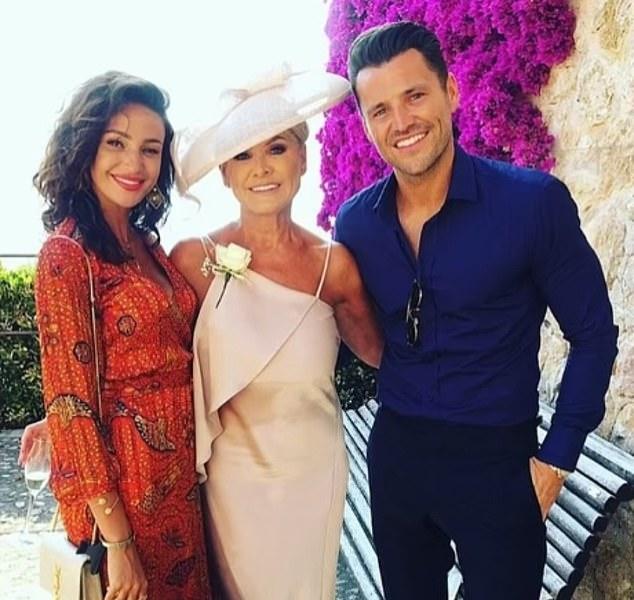 Мишель Киган насладилась одиночным походом за кофе в Эссексе в субботу после сообщений о том, что ее семья была ‘расстроена в день ее свадьбы из-за комментариев родственников мужа’