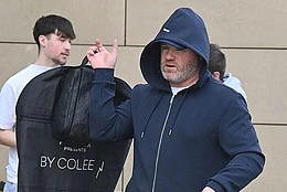 Уэйн Руни вернул расположение жены Колин, неся костюм в сумке с рекламой ее коллекции Primark