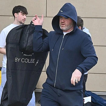 Уэйн Руни вернул расположение жены Колин, неся костюм в сумке с рекламой ее коллекции Primark