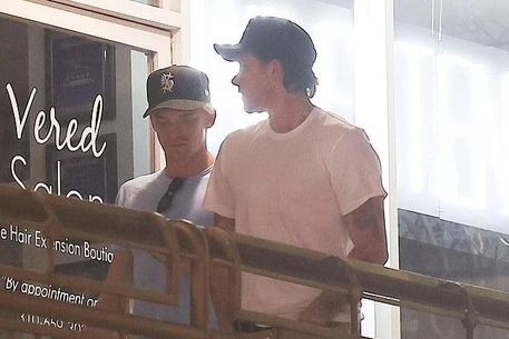 Бруклин Бекхэм поужинал в Sushi Park с Коди Симпсоном, разминувшись с отцом Дэвидом в Лос-Анджелесе