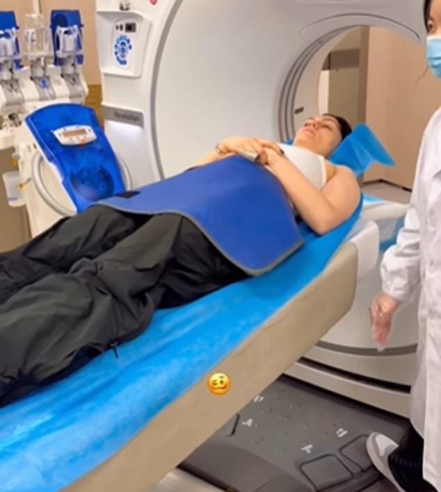 Джесси Джей срочно доставили в больницу после удара головой о крышу автомобиля