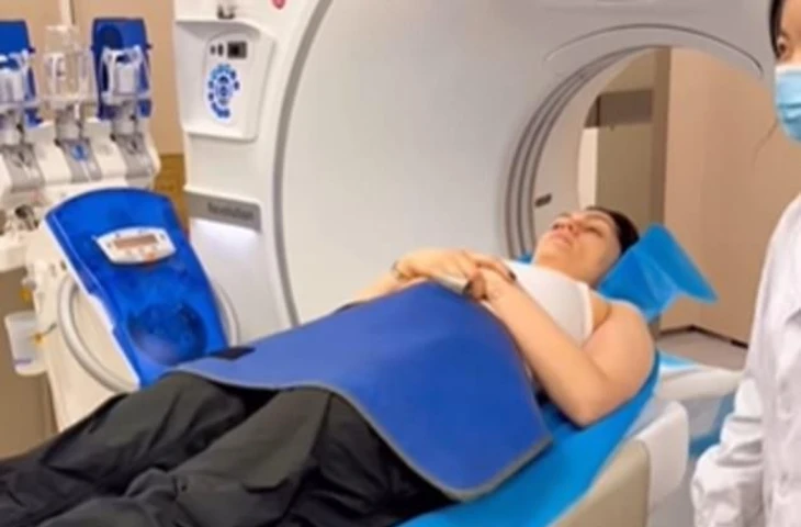 Джесси Джей срочно доставили в больницу после удара головой о крышу автомобиля