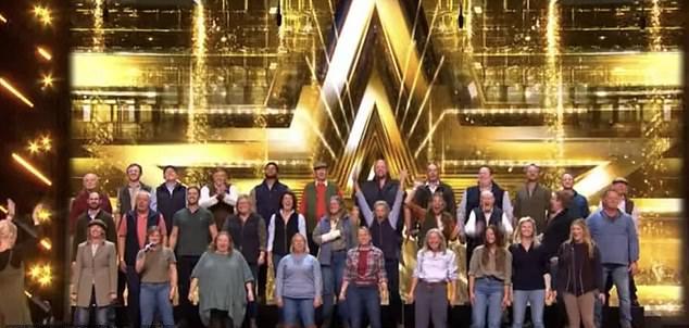 Аманда Холден удивила фермерский хор Джереми Кларксона из Britain’s Got Talent, появившись на их вечеринке в пабе, чтобы отметить их трогательный «золотой зуммер» в эти выходные