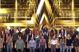 Аманда Холден удивила фермерский хор Джереми Кларксона из Britain’s Got Talent, появившись на их вечеринке в пабе, чтобы отметить их трогательный «золотой зуммер» в эти выходные