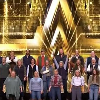 Аманда Холден удивила фермерский хор Джереми Кларксона из Britain’s Got Talent, появившись на их вечеринке в пабе, чтобы отметить их трогательный «золотой зуммер» в эти выходные