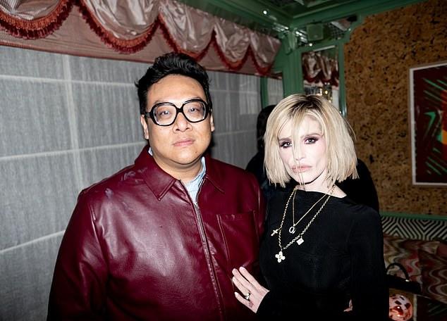 Лили Аллен, получив восторженные отзывы за свое возвращение на сцену, отпраздновала успех своего турне с «бандой Уэст-Энда» в субботу