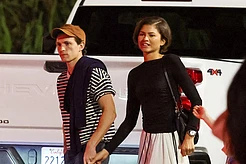 Зендая продемонстрировала золотое кольцо во время первого появления с Томом Холландом на фоне слухов о браке