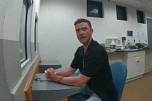 Джастин Тимберлейк на кадрах с нательной камеры: возмущение и юмор во время ареста