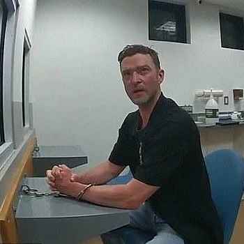 Джастин Тимберлейк на кадрах с нательной камеры: возмущение и юмор во время ареста