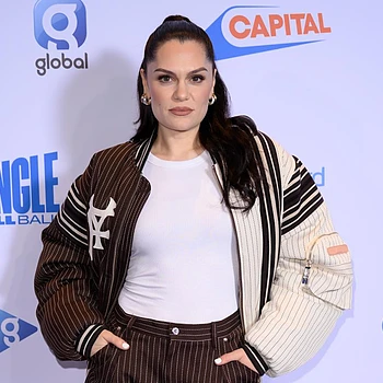 Джесси Джей пришлось срочно сделать МРТ после того, как она ударилась головой о крышу автомобиля, из-за чего ей показалось, что она сломала шею