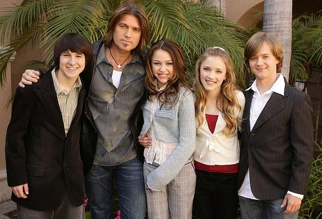 Тиш Сайрус продемонстрировала нежные чувства со своим мужем Домиником Перселлом на мероприятии, посвящённом 20-летию сериала «Ханна Монтана» в понедельник