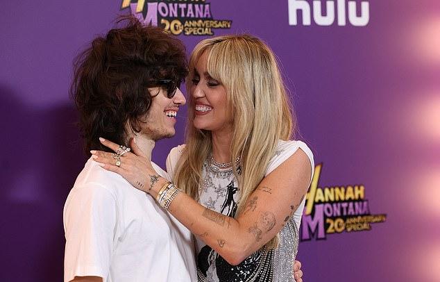 Майли Сайрус и Макс Морандо на специальном мероприятии в честь 20-летия «Ханны Монтаны»