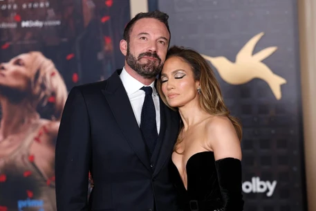 Дженнифер Лопес с юмором отнеслась к разводу с Беном Аффлеком, язвительно отреагировав на фаната по имени Бен, когда тот присоединился к ней на сцене во время ее шоу в Лас-Вегасе на выходных