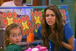 Ноа Сайрус помогла Майли Сайрус отпраздновать 20-летие «Ханны Монтаны»