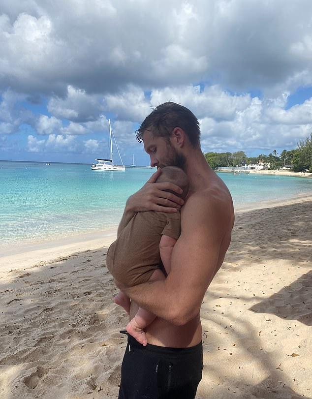 Вик Хоуп и Кэлвин Харрис демонстрировали взаимную привязанность на гала-ужине Schiaparelli: Fashion Becomes Art