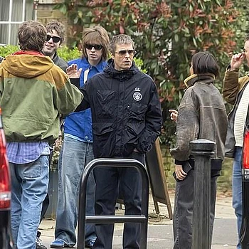 Лиам Галлахер отпраздновал победу «Манчестер Сити» в Кубке лиги в истинно рок-н-ролльном стиле