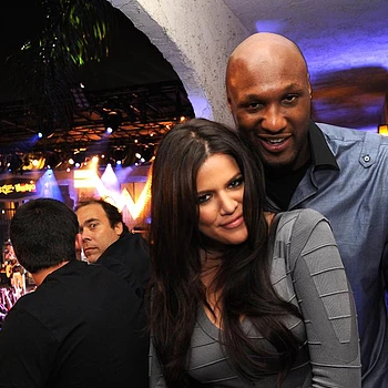 Ламар Одом осмысливает свои отношения с Хлои Кардашьян и свою почти смертельную передозировку наркотиками в 2015 году в новом документальном фильме Netflix «Нерассказанные истории: Смерть и жизнь Ламара Одома»