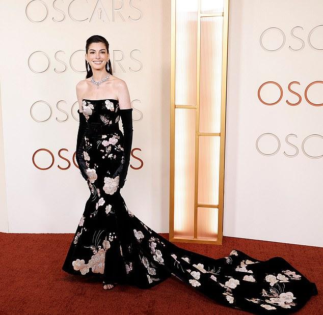 Энн Хэтэуэй отказалась «обсуждать медицинскую информацию» в новом интервью Harper’s Bazaar, когда речь зашла о её моложавой внешности